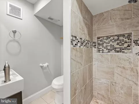 Bath - 233 N Milton Ave, Baltimore, MD 21224 photo 3 of 3