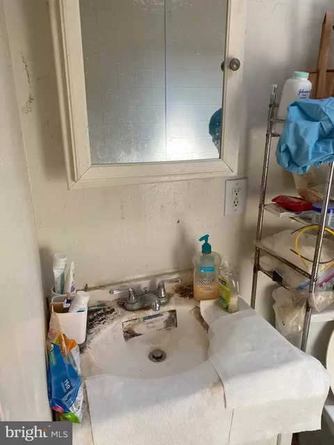 Bath - 3029 Lorena Ave, Baltimore, MD 21230 photo 2 of 2