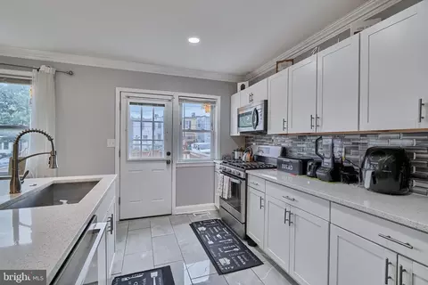 Kitchen - 209 Denison St, Baltimore, MD 21229 photo 2 of 4