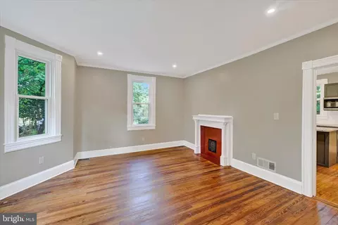 Living - 4706 Catalpha Rd, Baltimore, MD 21214 photo 2 of 5
