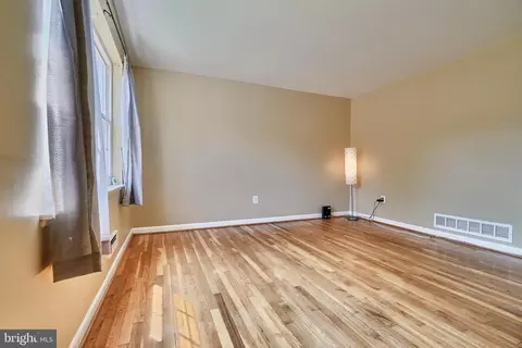 Living - 4806 Melbourne Rd, Baltimore, MD 21229 photo 1 of 4
