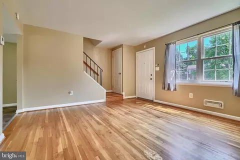 Living - 4806 Melbourne Rd, Baltimore, MD 21229 photo 3 of 4