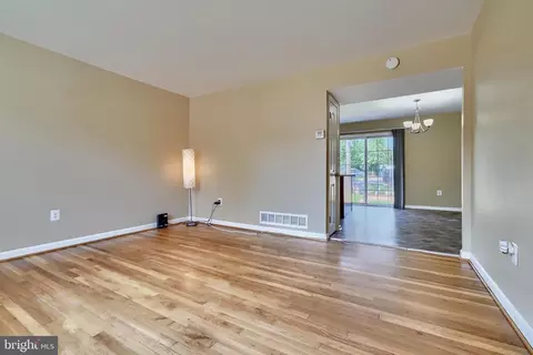 Living - 4806 Melbourne Rd, Baltimore, MD 21229 photo 2 of 4
