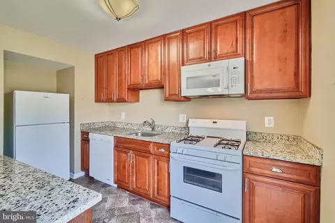 Kitchen - 4806 Melbourne Rd, Baltimore, MD 21229 photo 2 of 5
