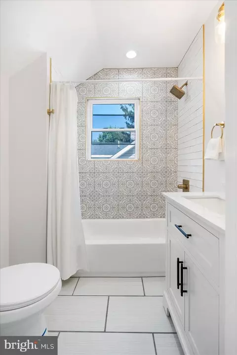 Bath - 4217 Powell Ave, Baltimore, MD 21206 photo 3 of 6