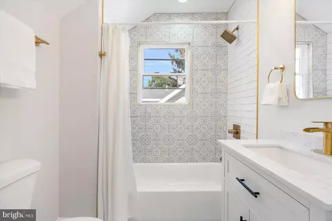 Bath - 4217 Powell Ave, Baltimore, MD 21206 photo 2 of 6