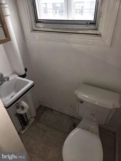 Bath - 1731 Cole St, Baltimore, MD 21223 photo 2 of 3