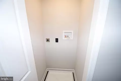 Entry Way - 2605 Llewelyn Ave, Baltimore, MD 21213 photo 3 of 4