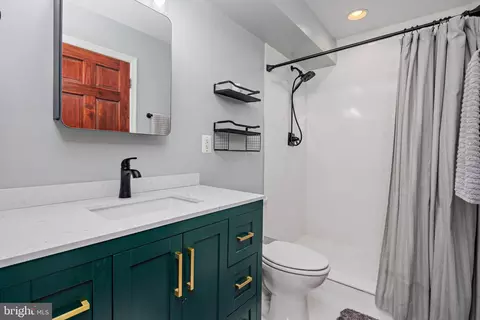 Bath - 1345 Jackson St, Baltimore, MD 21230 photo 2 of 6