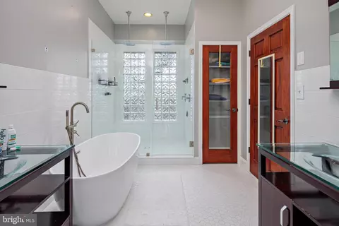 Bath - 1345 Jackson St, Baltimore, MD 21230 photo 4 of 6