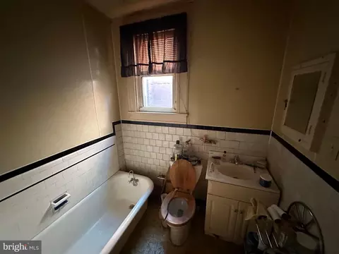 Bath - 2811 Brendan Ave, Baltimore, MD 21213 photo 3 of 3