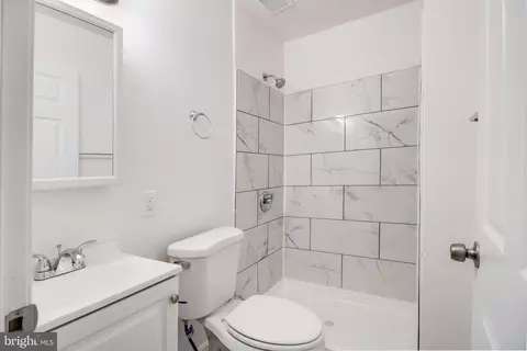 Bath - 525 Beaumont Ave, Baltimore, MD 21212 photo 3 of 4