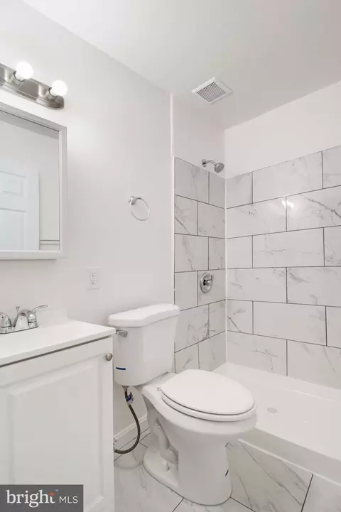 Bath - 525 Beaumont Ave, Baltimore, MD 21212 photo 4 of 4