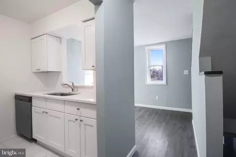 Entry Way - 525 Beaumont Ave, Baltimore, MD 21212 photo 1 of 9