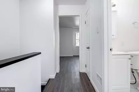 Entry Way - 525 Beaumont Ave, Baltimore, MD 21212 photo 8 of 9