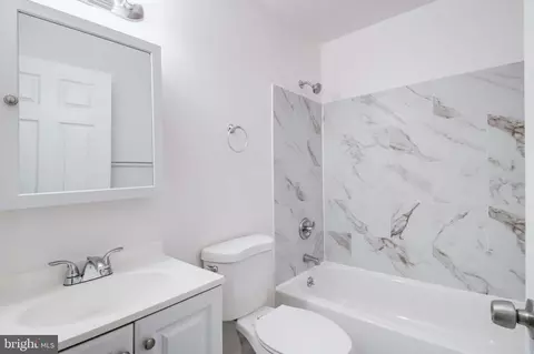 Bath - 525 Beaumont Ave, Baltimore, MD 21212 photo 2 of 4