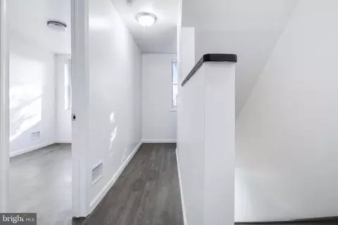 Entry Way - 525 Beaumont Ave, Baltimore, MD 21212 photo 7 of 9
