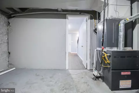 Entry Way - 525 Beaumont Ave, Baltimore, MD 21212 photo 5 of 9
