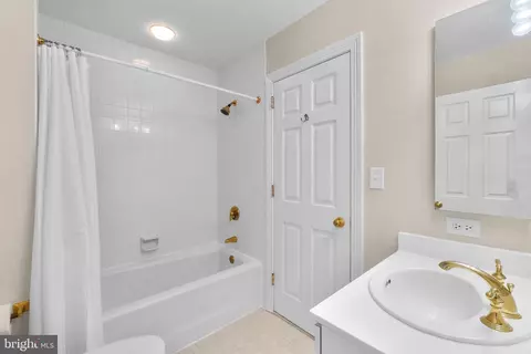 Bath - 10 Lee E #1402, Baltimore, MD 21202 photo 4 of 5
