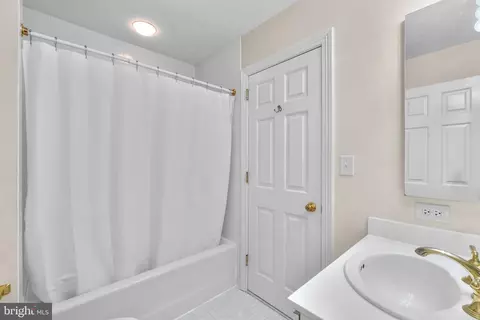 Bath - 10 Lee E #1402, Baltimore, MD 21202 photo 3 of 5