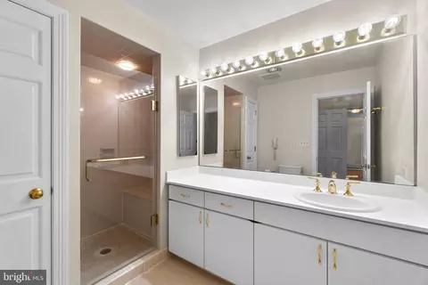 Bath - 10 Lee E #1402, Baltimore, MD 21202 photo 1 of 5