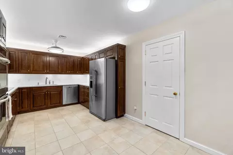 Kitchen - 10 Lee E #1402, Baltimore, MD 21202 photo 7 of 7