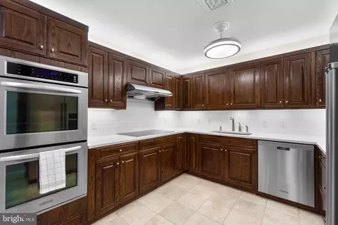 Kitchen - 10 Lee E #1402, Baltimore, MD 21202 photo 3 of 7