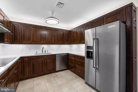 Kitchen - 10 Lee E #1402, Baltimore, MD 21202 photo 5 of 7