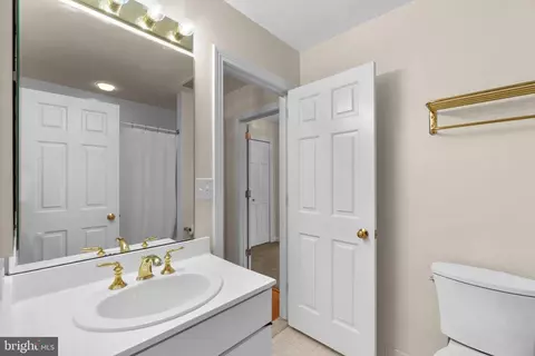 Bath - 10 Lee E #1402, Baltimore, MD 21202 photo 5 of 5