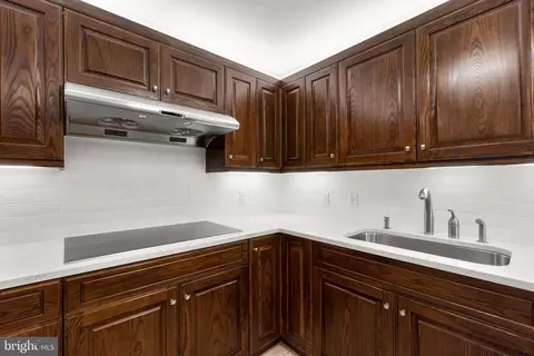 Kitchen - 10 Lee E #1402, Baltimore, MD 21202 photo 4 of 7