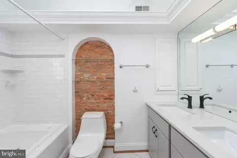Bath - 522 S Milton Ave, Baltimore, MD 21224 photo 1 of 2