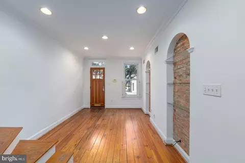 Living - 522 S Milton Ave, Baltimore, MD 21224 photo 2 of 2