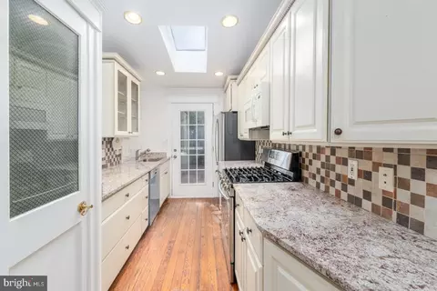 Entry Way - 522 S Milton Ave, Baltimore, MD 21224 photo 3 of 5