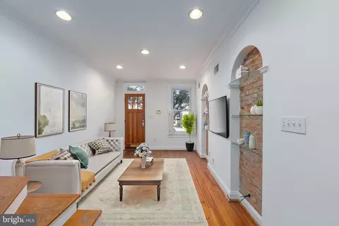 Living - 522 S Milton Ave, Baltimore, MD 21224 photo 1 of 2