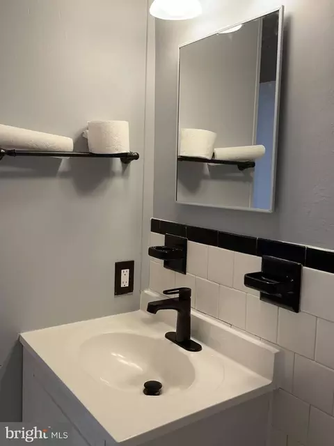 Bath - 2917 Georgetown Rd, Baltimore, MD 21230 photo 2 of 3