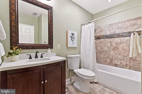 Bath - 1116 E Fort Ave, Baltimore, MD 21230 photo 3 of 4