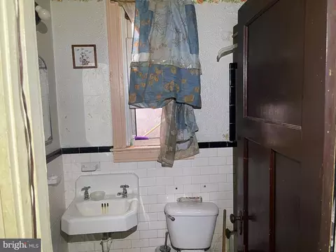 Bath - 2745 Beryl Ave, Baltimore, MD 21205 photo 1 of 1