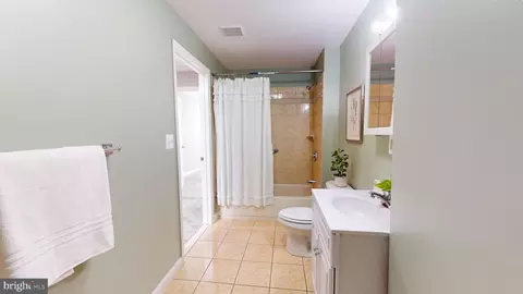 Entry Way - 4 N Clinton St, Baltimore, MD 21224 photo 6 of 8