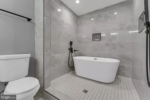 Bath - 1609 Mc Henry St, Baltimore, MD 21223 photo 3 of 6