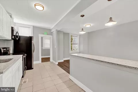 Entry Way - 505 Chateau Ave, Baltimore, MD 21212 photo 4 of 6