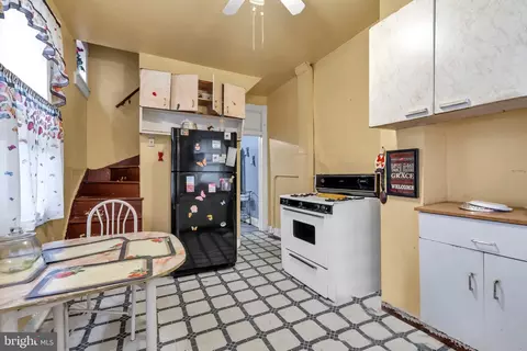 Entry Way - 1606 E Biddle St, Baltimore, MD 21213 photo 4 of 6