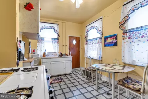 Entry Way - 1606 E Biddle St, Baltimore, MD 21213 photo 3 of 6