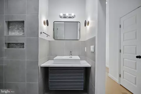 Bath - 831 N Luzerne Ave, Baltimore, MD 21205 photo 1 of 11