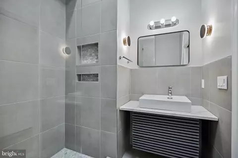 Bath - 831 N Luzerne Ave, Baltimore, MD 21205 photo 8 of 11
