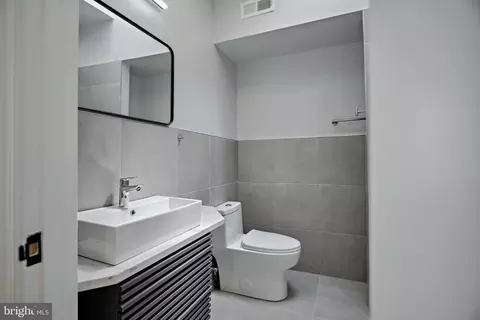 Bath - 831 N Luzerne Ave, Baltimore, MD 21205 photo 4 of 11
