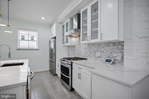 Entry Way - 831 N Luzerne Ave, Baltimore, MD 21205 photo 11 of 12