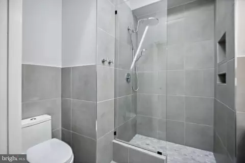 Bath - 831 N Luzerne Ave, Baltimore, MD 21205 photo 7 of 11