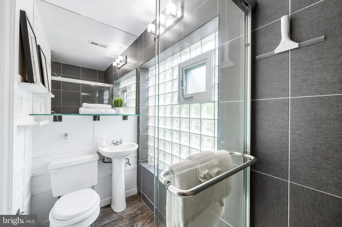 Bath - 2810 Cheswolde Rd, Baltimore, MD 21209 photo 5 of 6
