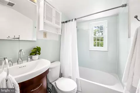 Bath - 2810 Cheswolde Rd, Baltimore, MD 21209 photo 1 of 6