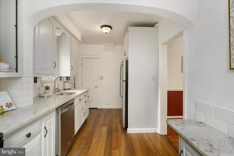 Entry Way - 5803 Kipling Ct, Baltimore, MD 21212 photo 2 of 5